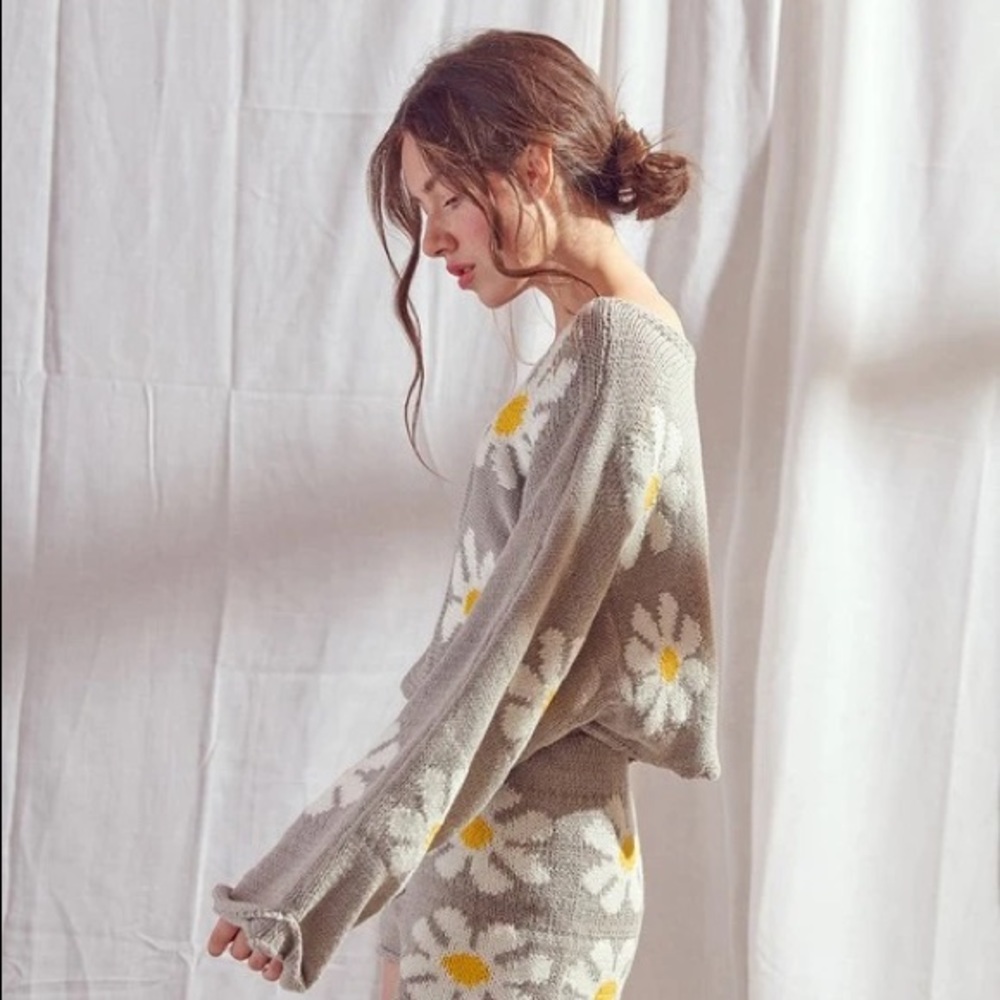 Clad & Cloth gray daisy flower boho cropped sweater